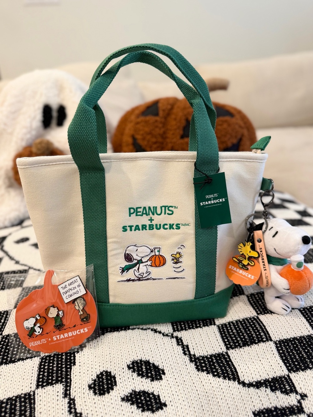 New! Fall 2026 Starbucks x Peanuts Tote charm and snoopy pin set bundle